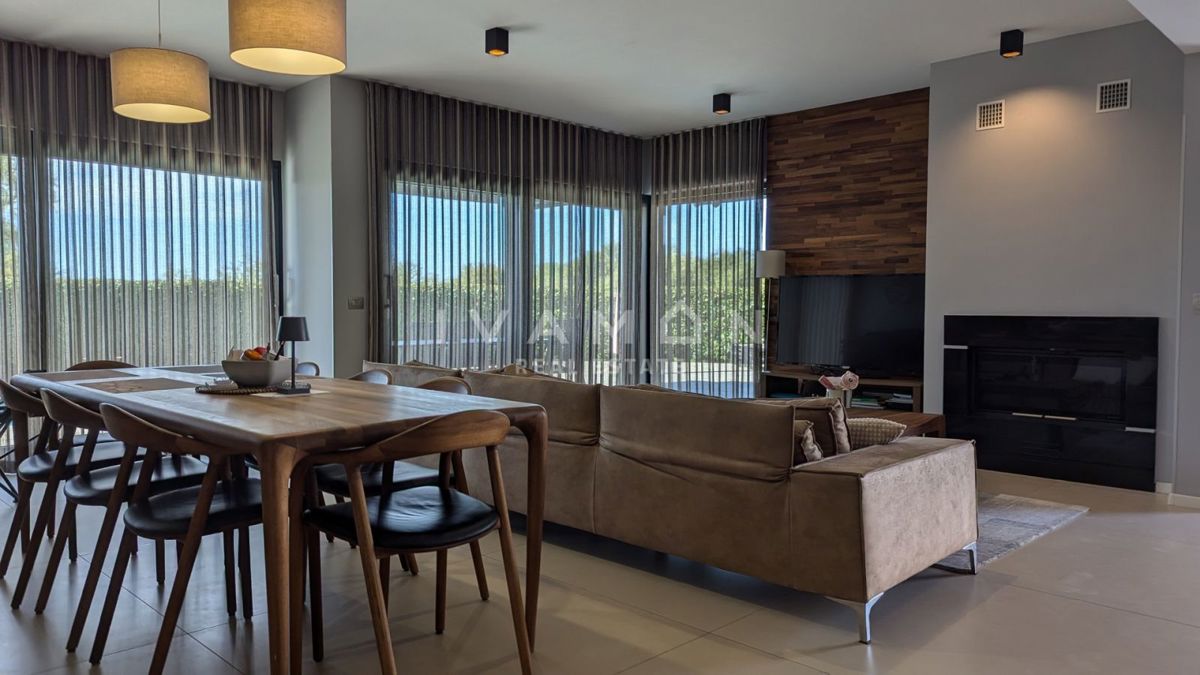Villa con piscina, a 600 metri dalla spiaggia e vista mare.