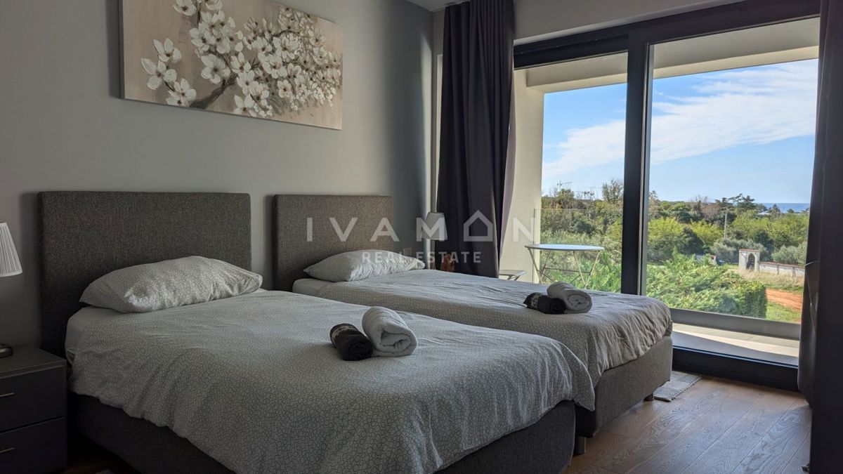 Villa con piscina, a 600 metri dalla spiaggia e vista mare.