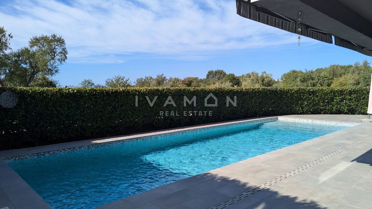 Villa con piscina, a 600 metri dalla spiaggia e vista mare.