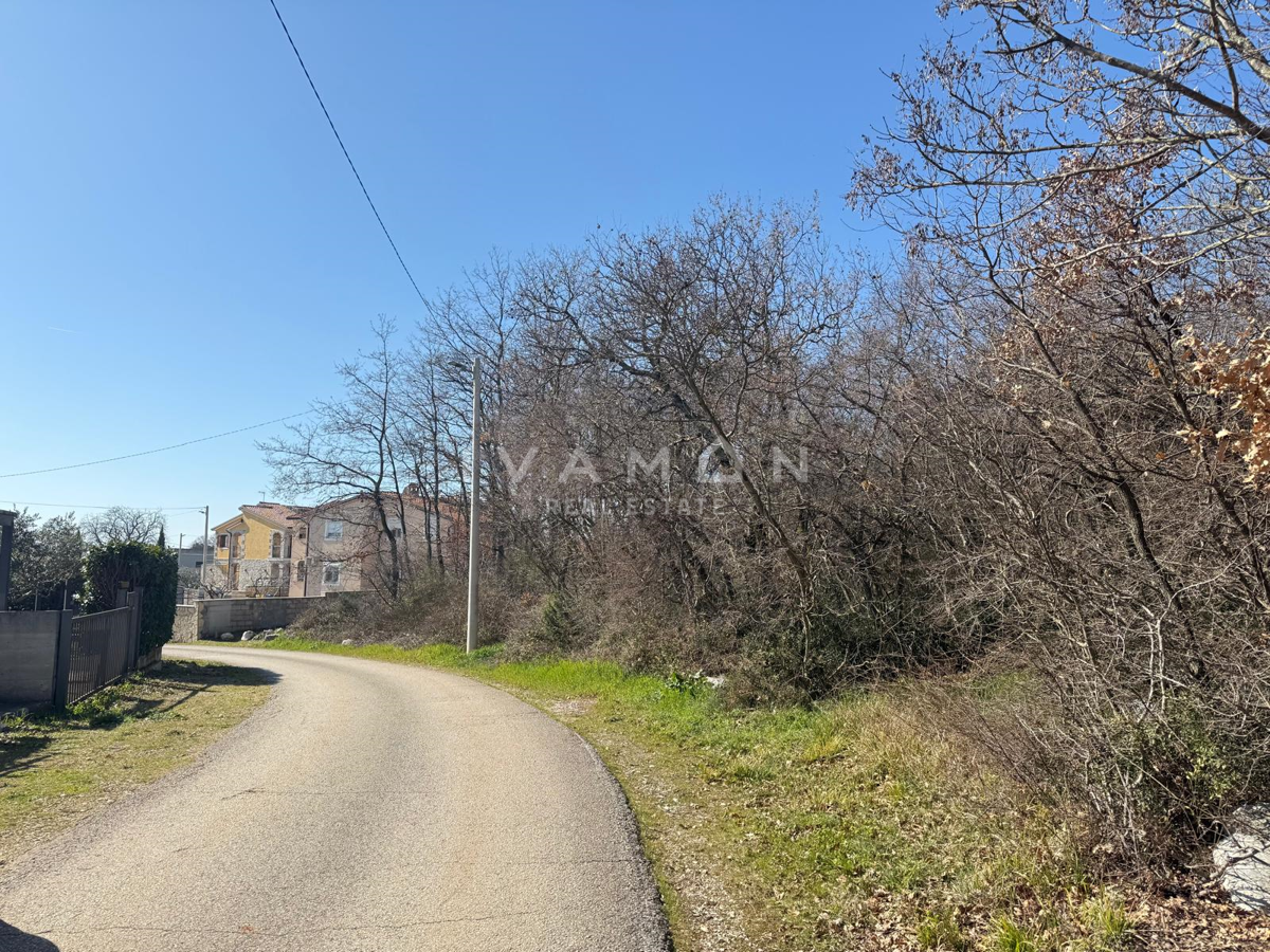 Terreno edificabile di 1.387 m², circondato da bosco
