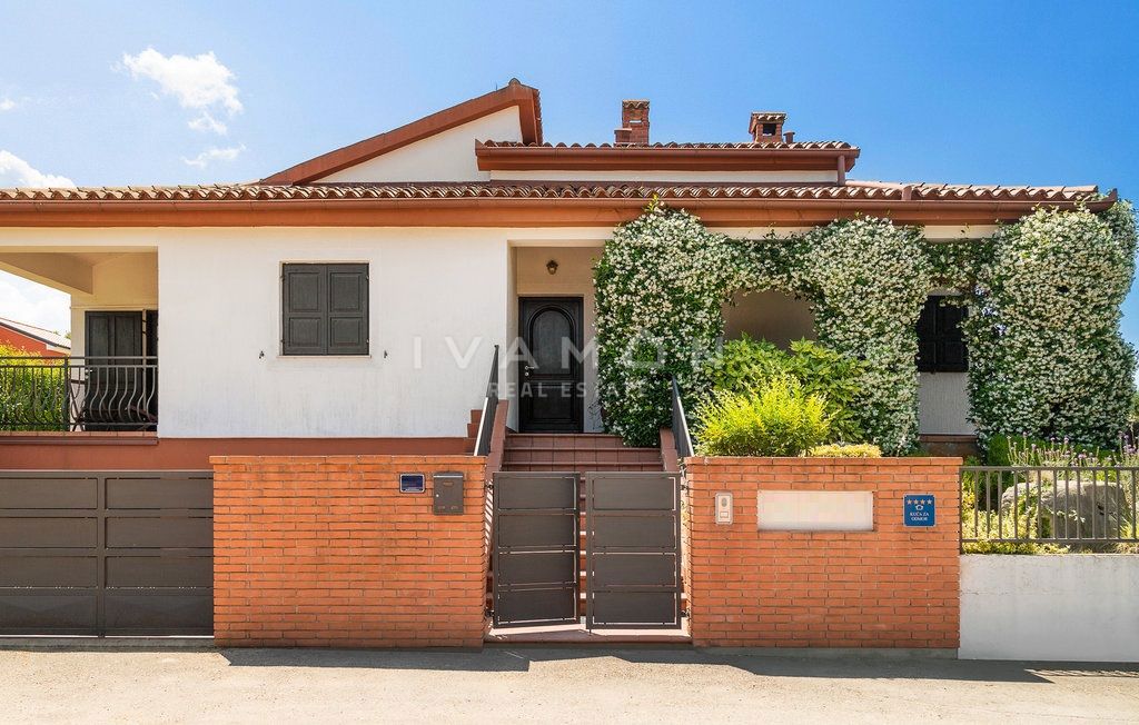 Casa indipendente con piscina, a 2,5 km dal centro di Parenzo