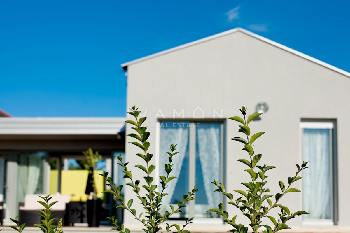 Casa indipendente su un unico livello con piscina e tre camere da letto