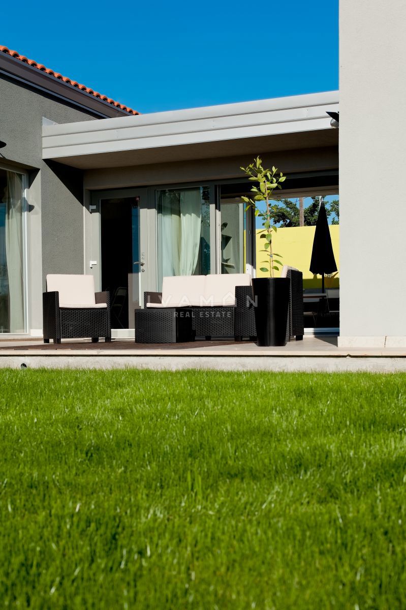 Casa indipendente su un unico livello con piscina e tre camere da letto