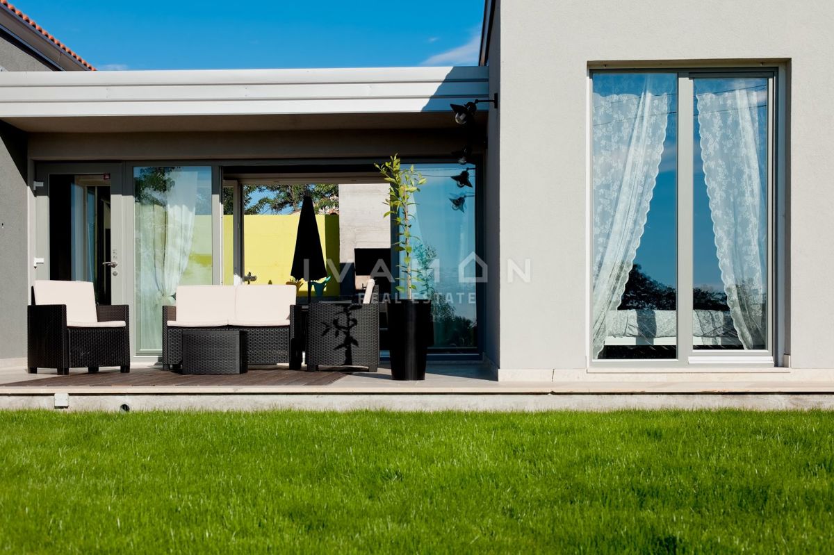 Casa indipendente su un unico livello con piscina e tre camere da letto