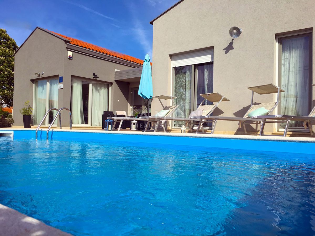 Casa indipendente su un unico livello con piscina e tre camere da letto