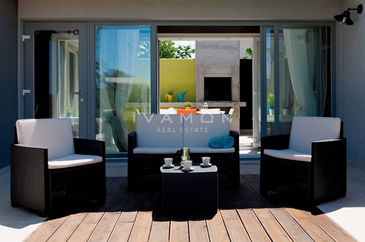 Casa indipendente su un unico livello con piscina e tre camere da letto