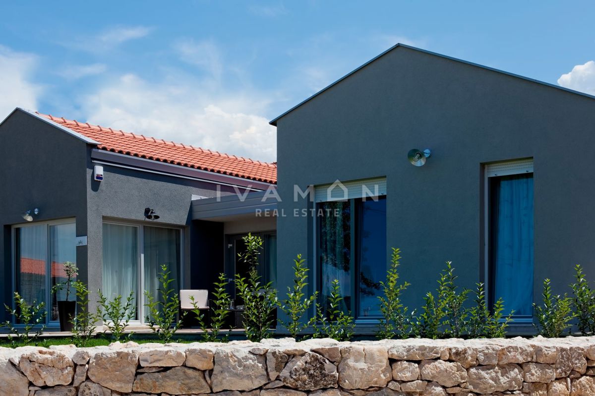 Casa indipendente su un unico livello con piscina e tre camere da letto