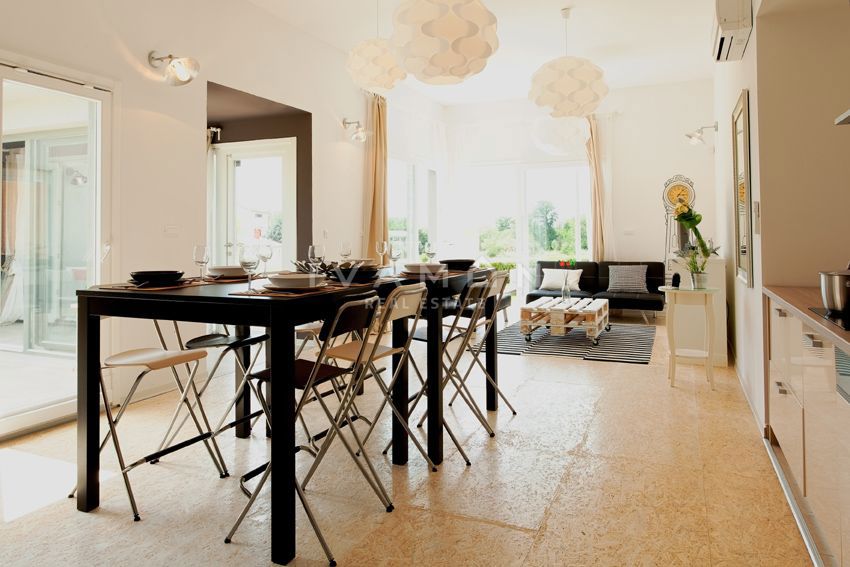 Casa indipendente su un unico livello con piscina e tre camere da letto