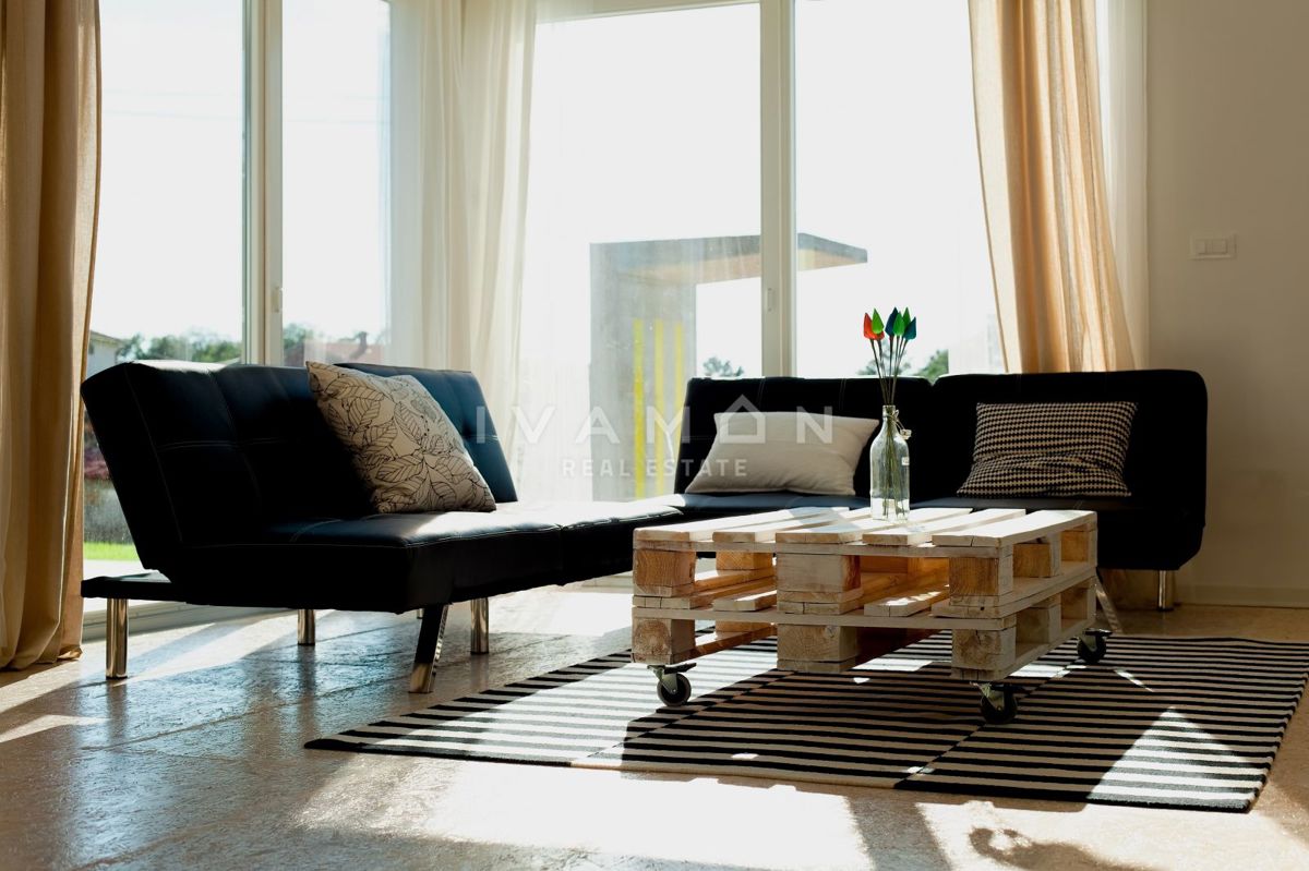 Casa indipendente su un unico livello con piscina e tre camere da letto