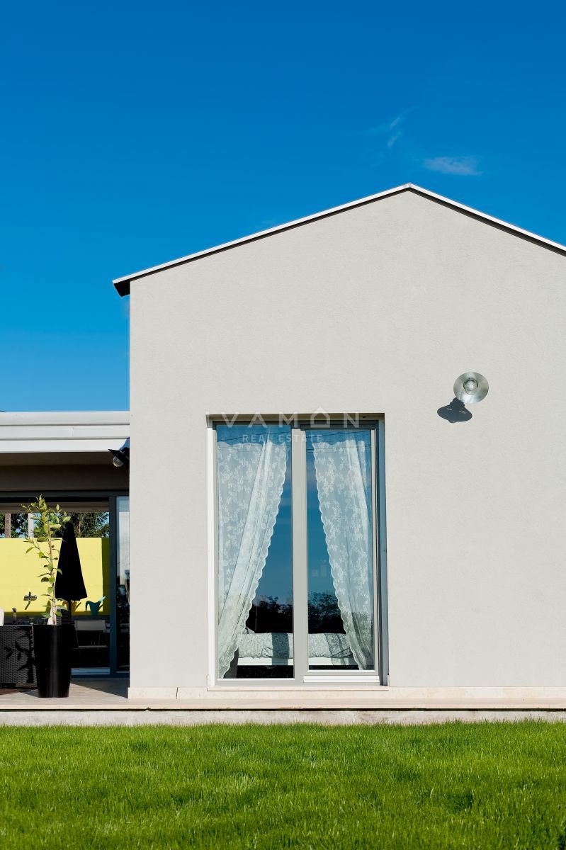 Casa indipendente su un unico livello con piscina e tre camere da letto