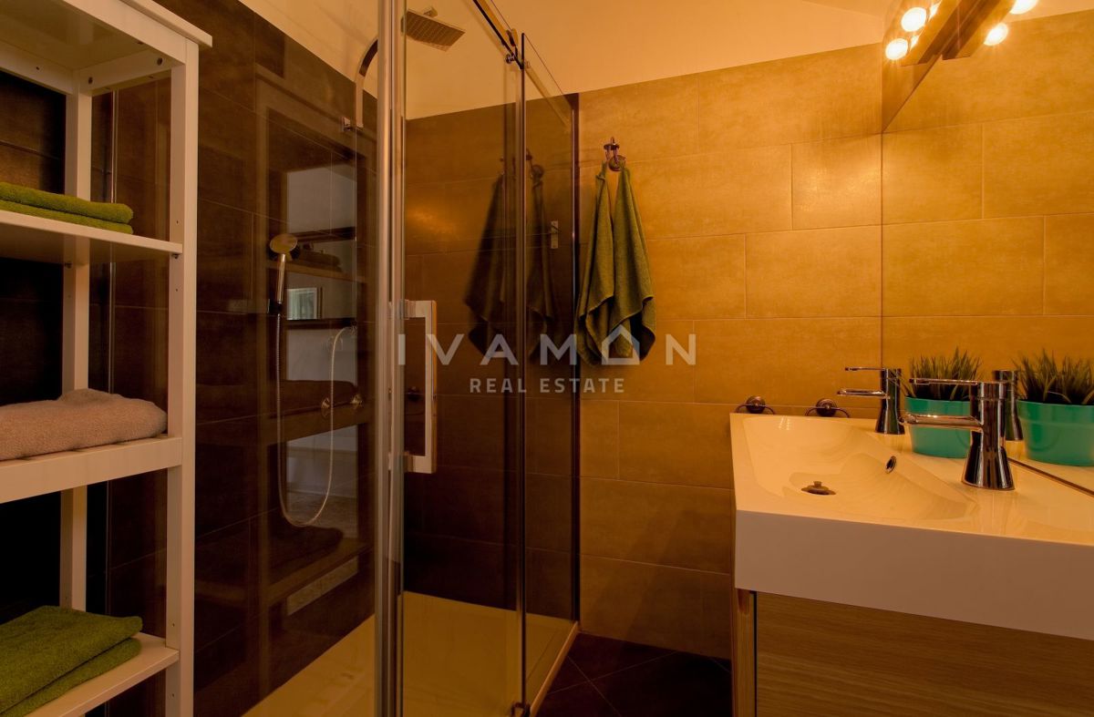 Casa indipendente su un unico livello con piscina e tre camere da letto