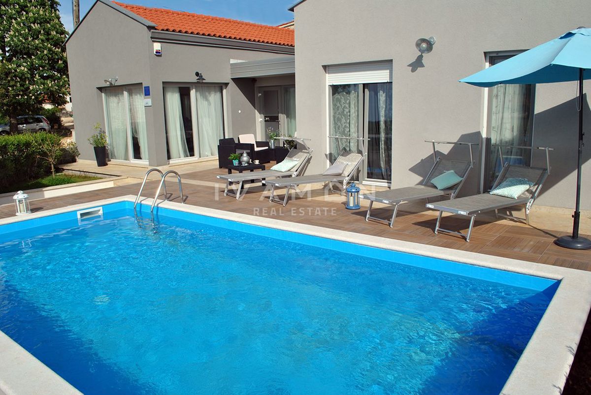 Casa indipendente su un unico livello con piscina e tre camere da letto