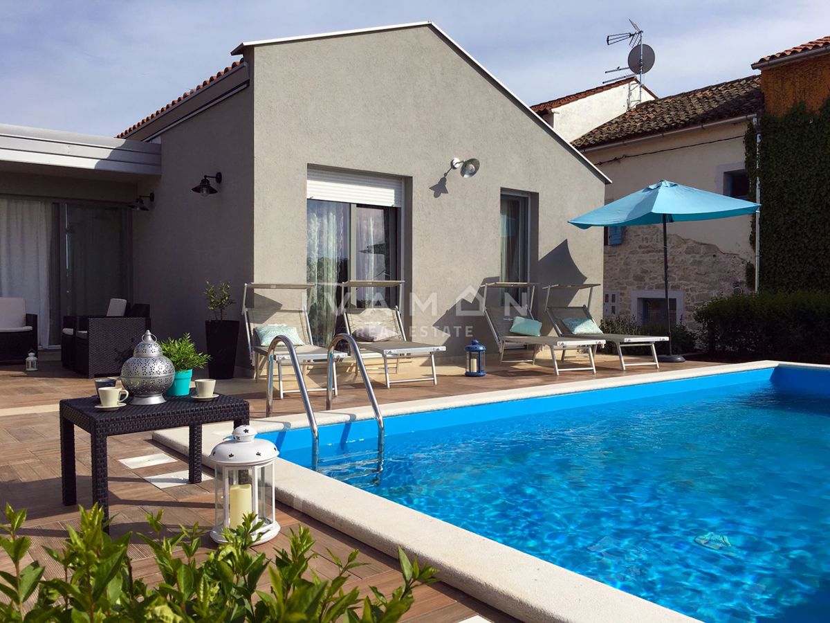 Casa indipendente su un unico livello con piscina e tre camere da letto