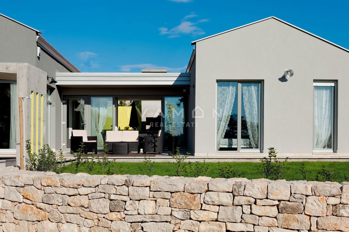 Casa indipendente su un unico livello con piscina e tre camere da letto
