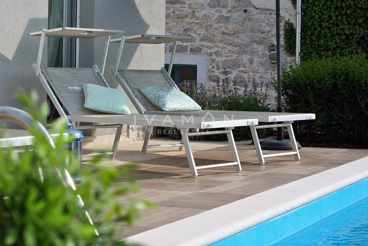 Casa indipendente su un unico livello con piscina e tre camere da letto