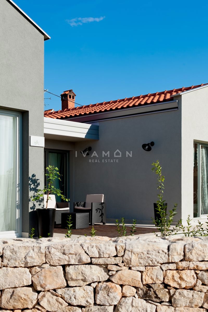 Casa indipendente su un unico livello con piscina e tre camere da letto