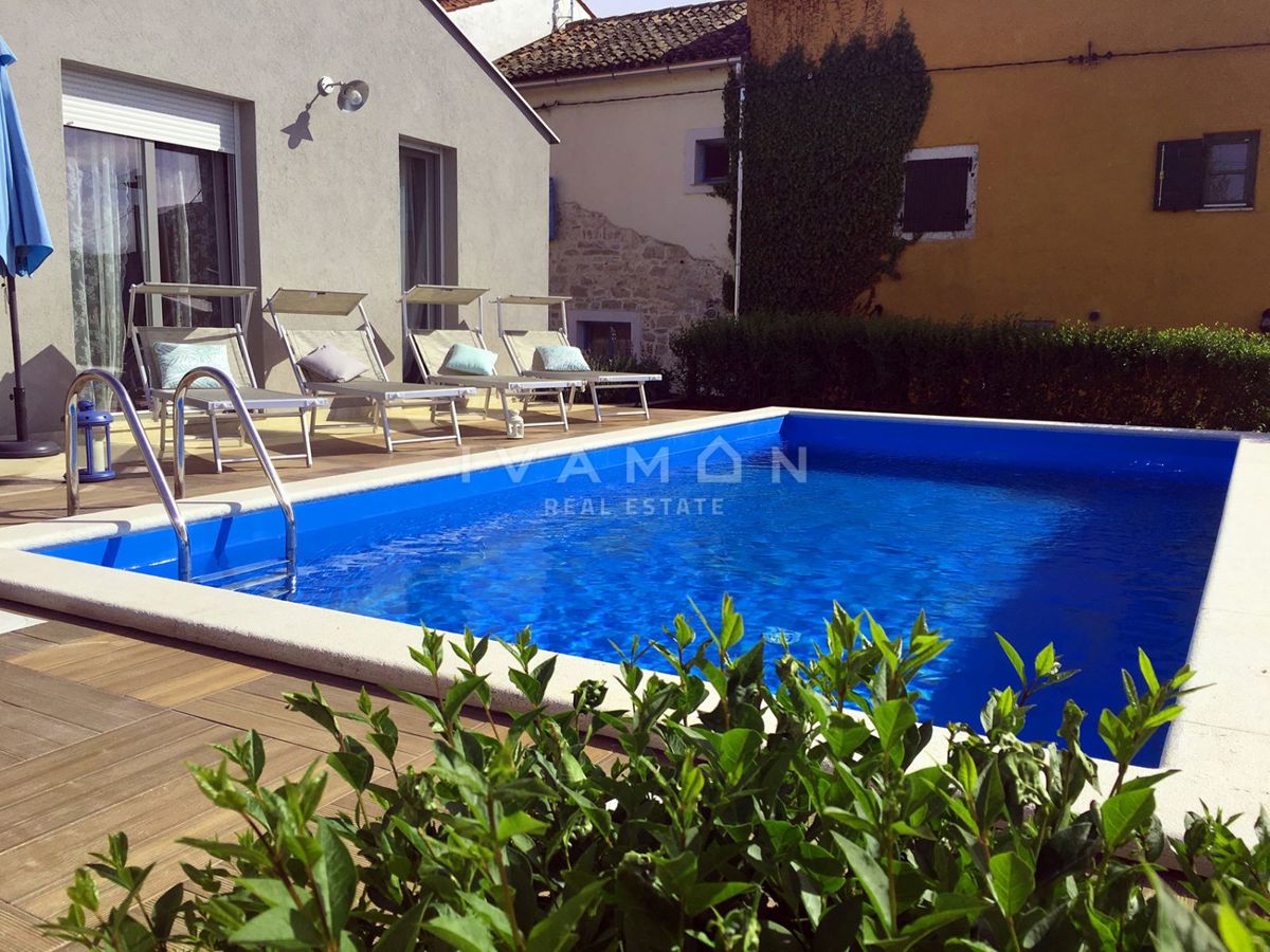 Casa indipendente su un unico livello con piscina e tre camere da letto