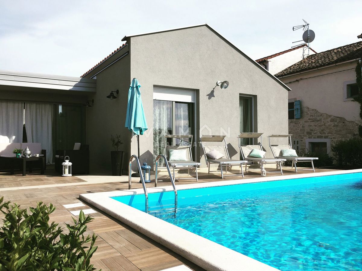 Casa indipendente su un unico livello con piscina e tre camere da letto