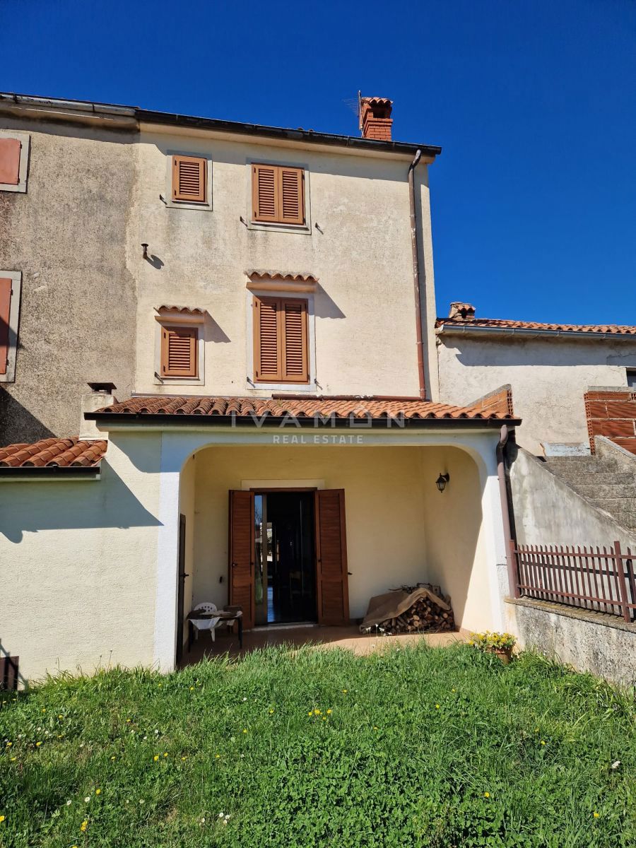 Casa a schiera con quattro camere da letto, a 8 km dal mare