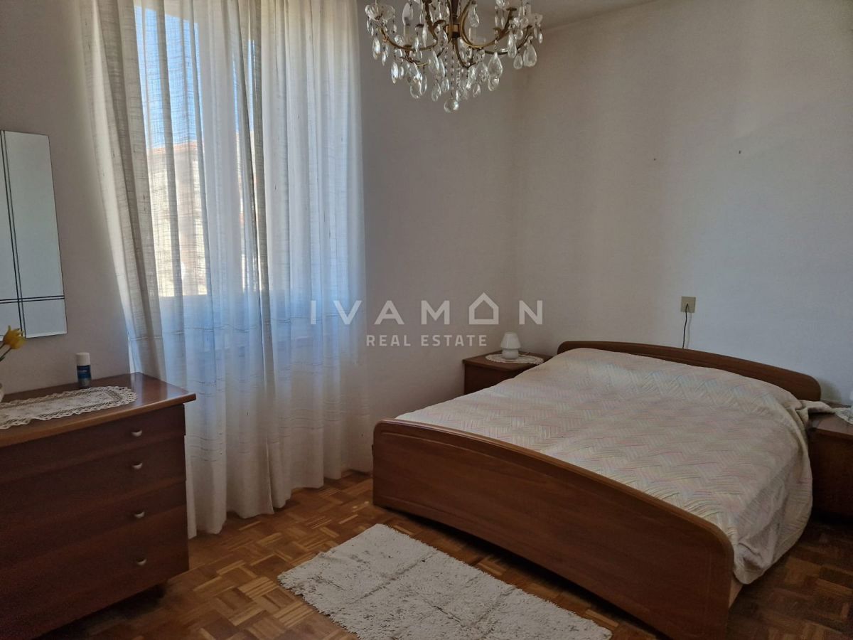 Casa a schiera con quattro camere da letto, a 8 km dal mare
