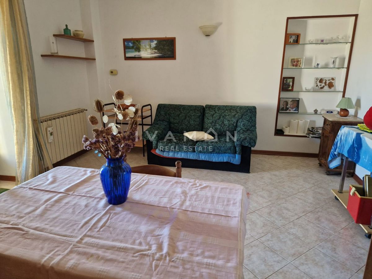 Casa a schiera con quattro camere da letto, a 8 km dal mare