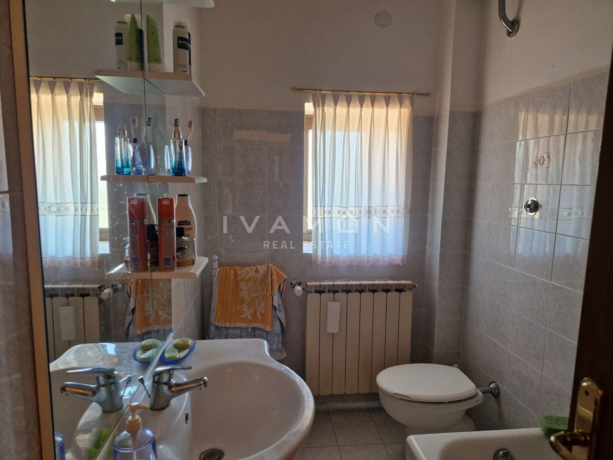 Casa a schiera con quattro camere da letto, a 8 km dal mare