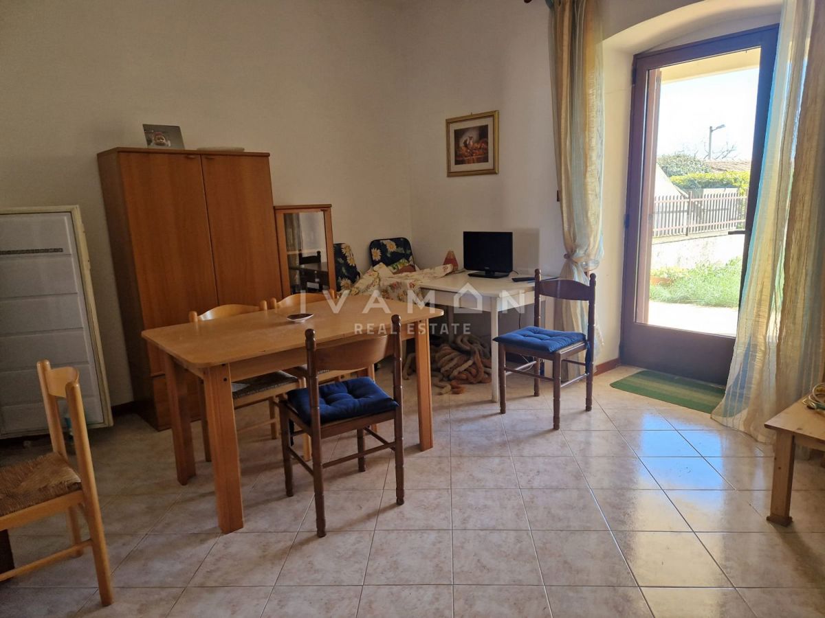 Casa a schiera con quattro camere da letto, a 8 km dal mare