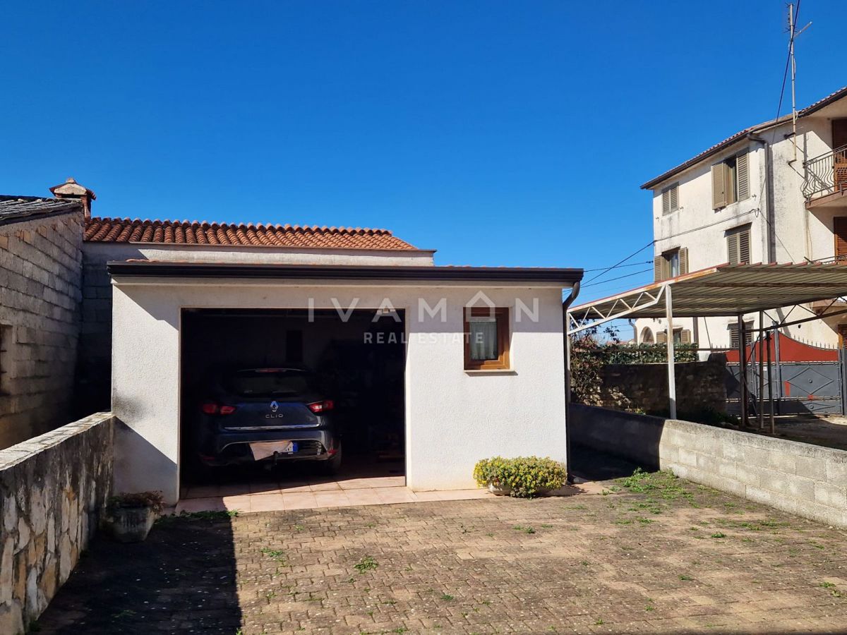 Casa a schiera con quattro camere da letto, a 8 km dal mare