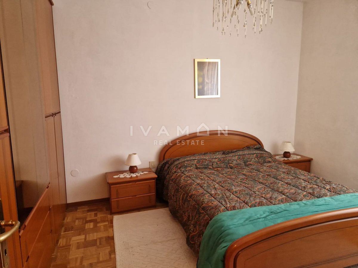Casa a schiera con quattro camere da letto, a 8 km dal mare
