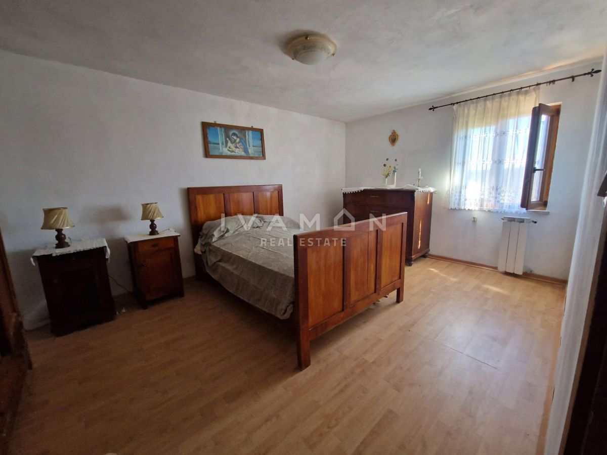 Casa a schiera con quattro camere da letto, a 8 km dal mare