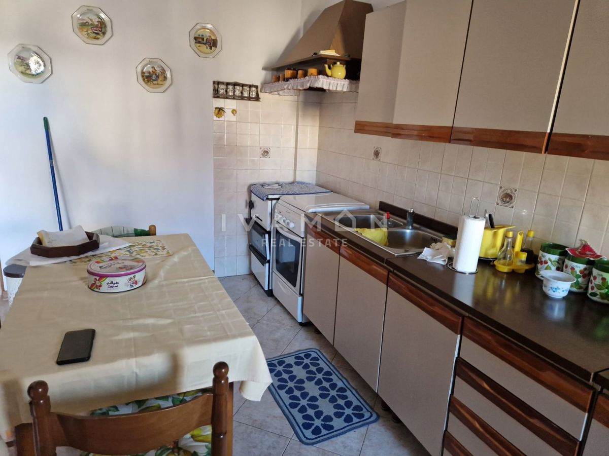 Casa a schiera con quattro camere da letto, a 8 km dal mare