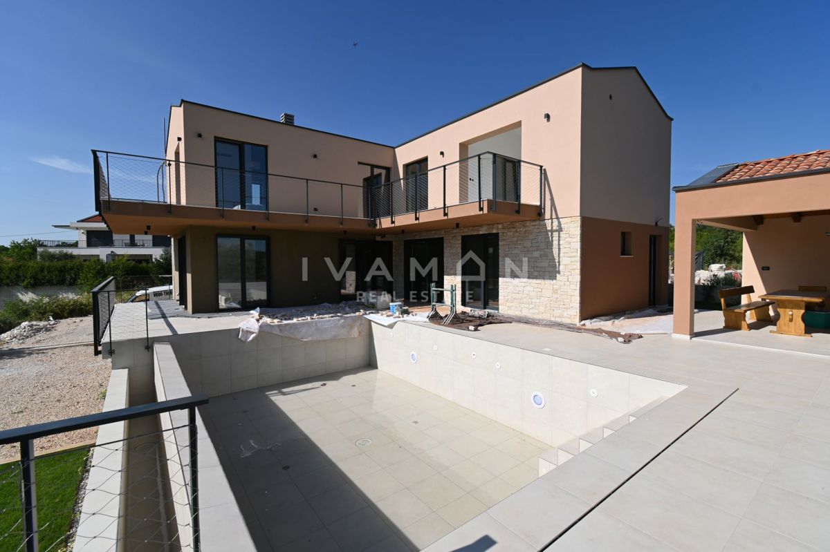 Villa con Piscina e Quattro Camere da Letto