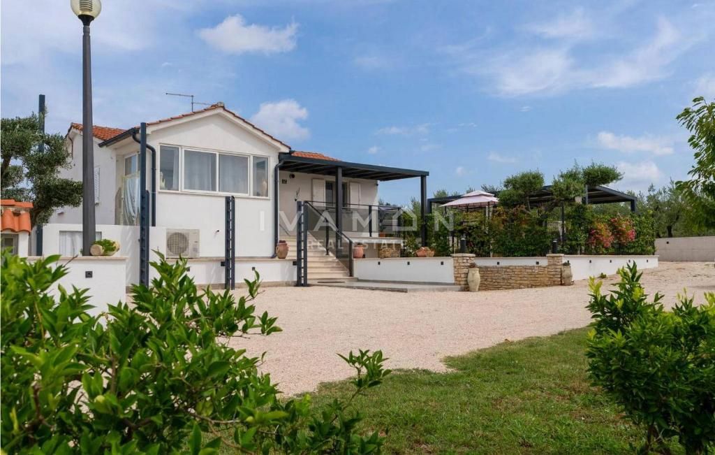 Casa con Piscina tra gli Ulivi