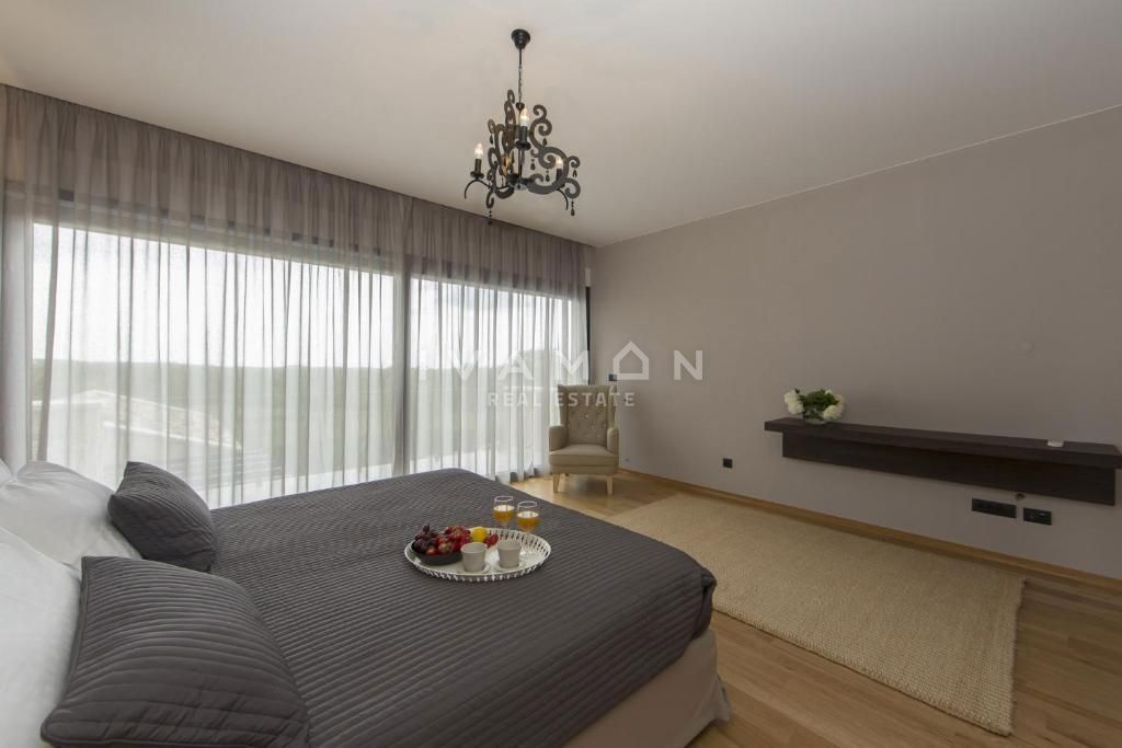 Villa arredata con cinque camere da letto vicino a Parenzo