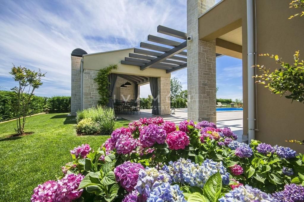 Villa arredata con cinque camere da letto vicino a Parenzo