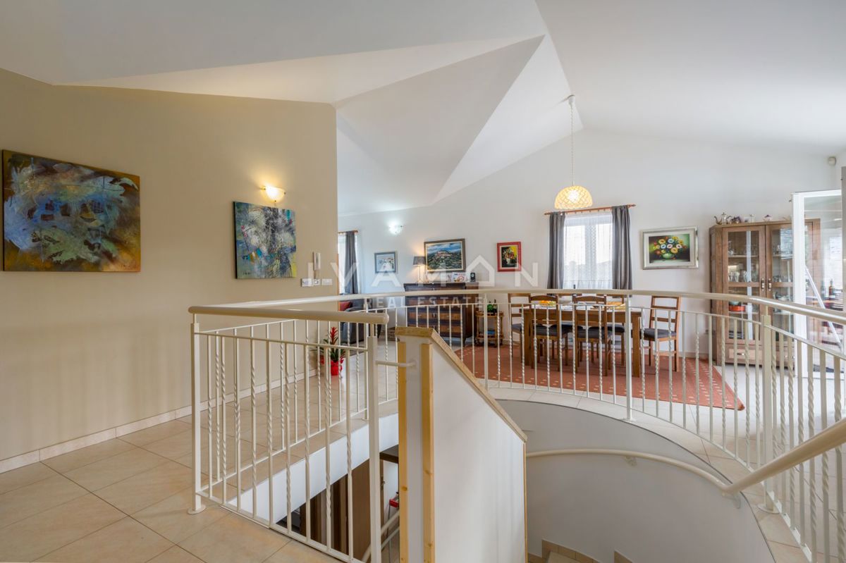 Casa bella e funzionale con piscina e una bellissima vista