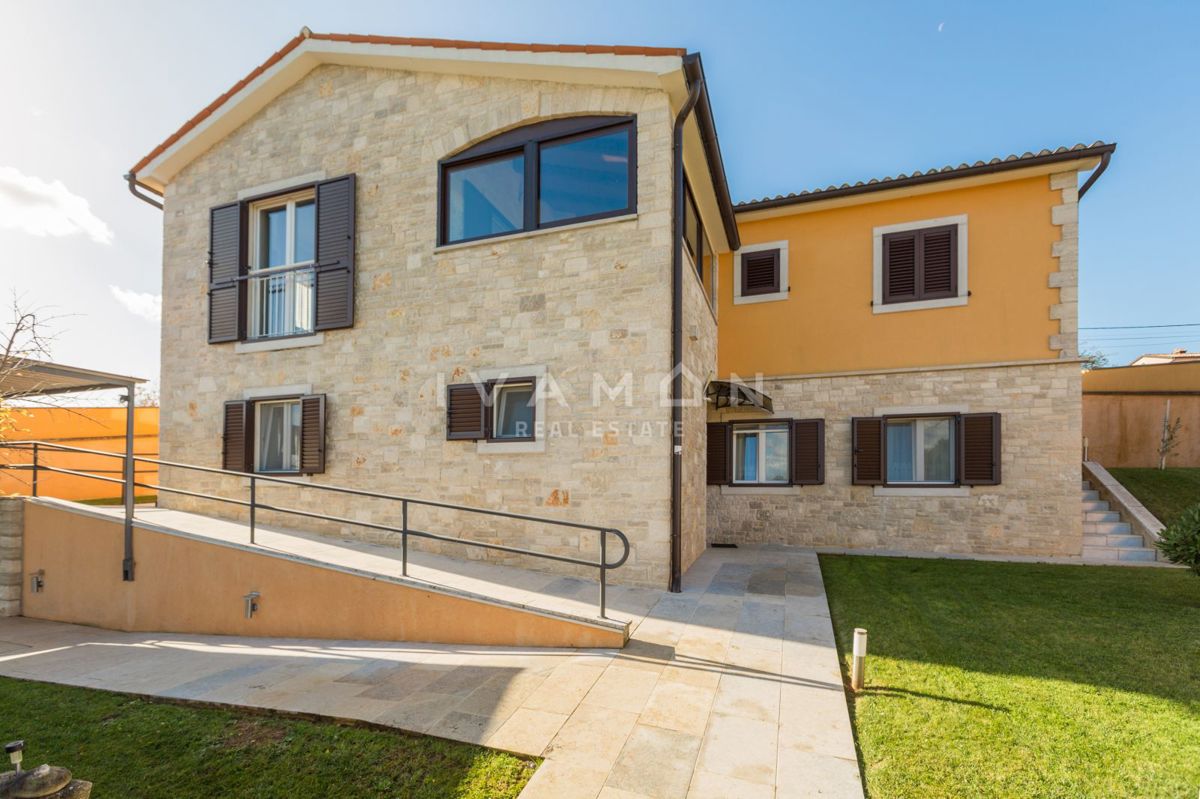 Casa bella e funzionale con piscina e una bellissima vista