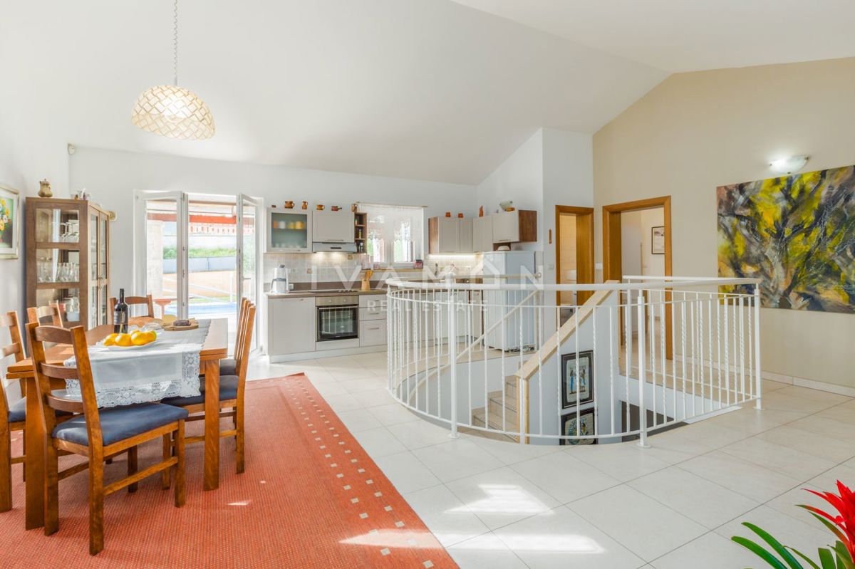 Casa bella e funzionale con piscina e una bellissima vista