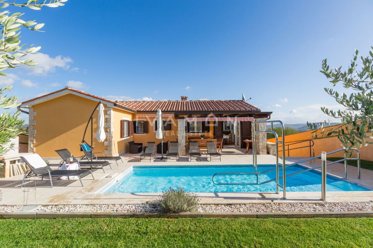 Casa bella e funzionale con piscina e una bellissima vista