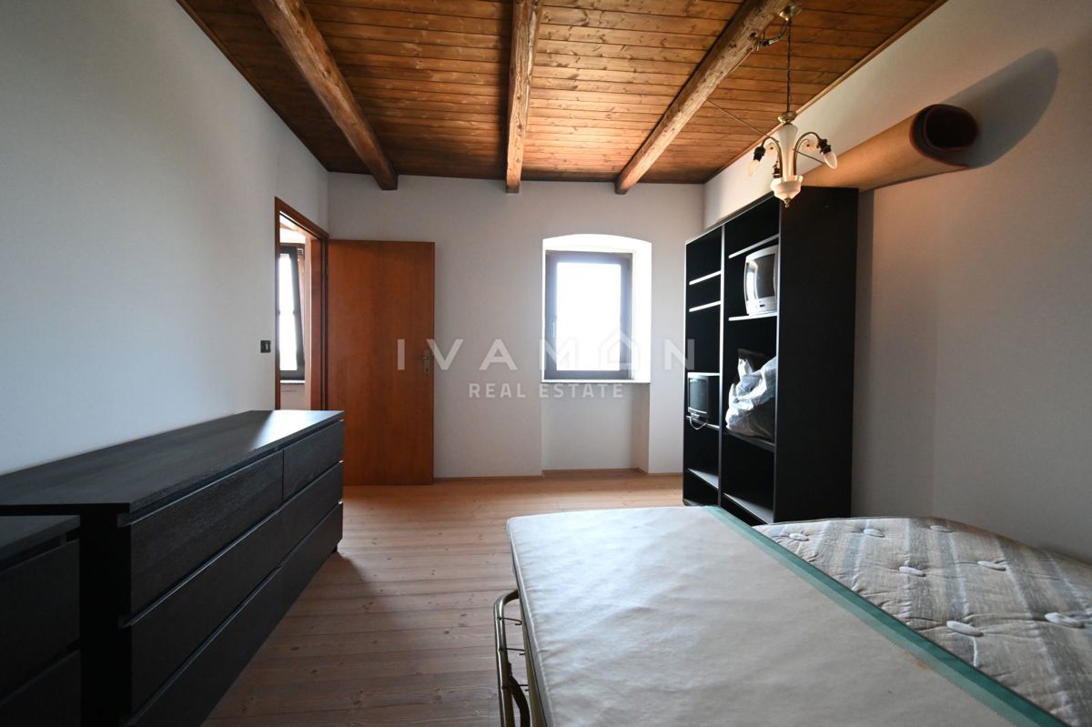 Casa con tre appartamenti, piscina e vista mare
