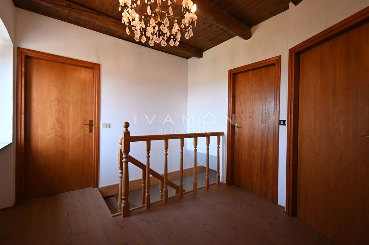 Casa con tre appartamenti, piscina e vista mare
