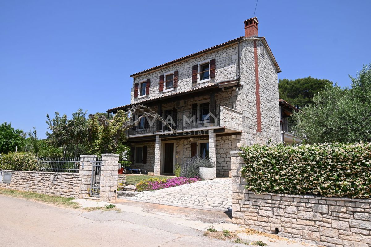 Casa con tre appartamenti, piscina e vista mare