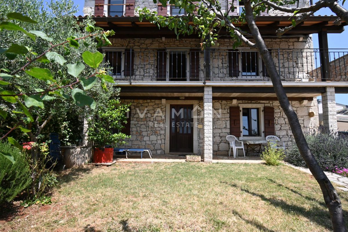 Casa con tre appartamenti, piscina e vista mare