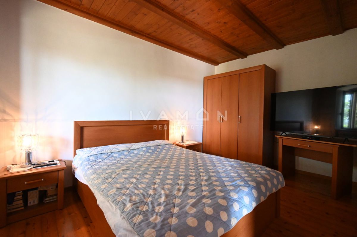 Casa con tre appartamenti, piscina e vista mare