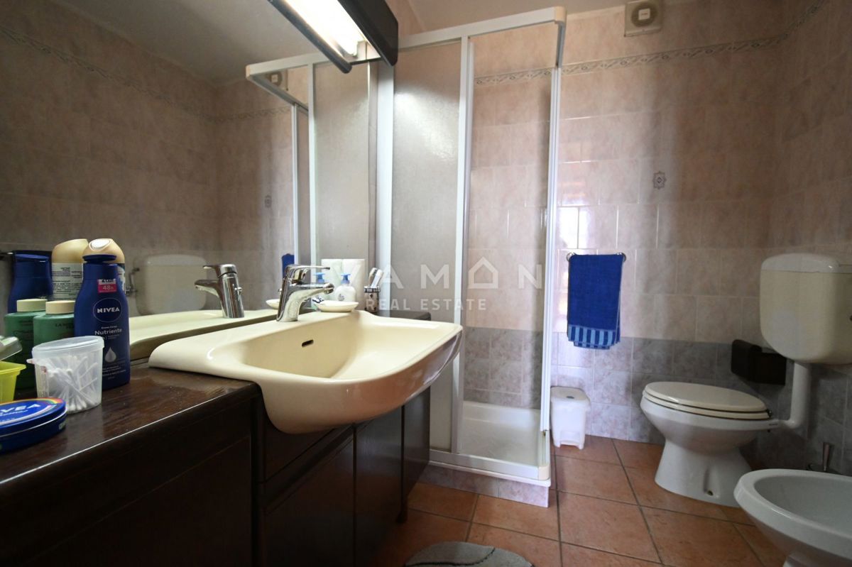 Casa con tre appartamenti, piscina e vista mare