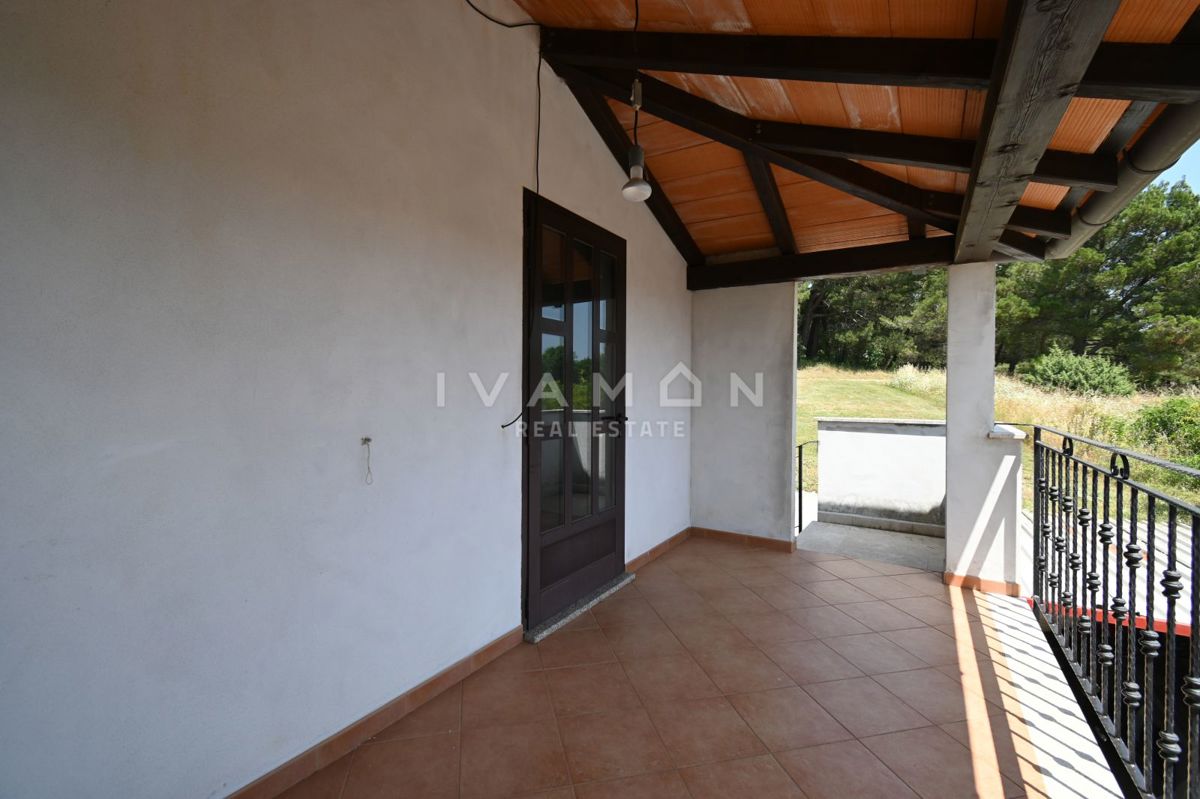 Casa con tre appartamenti, piscina e vista mare