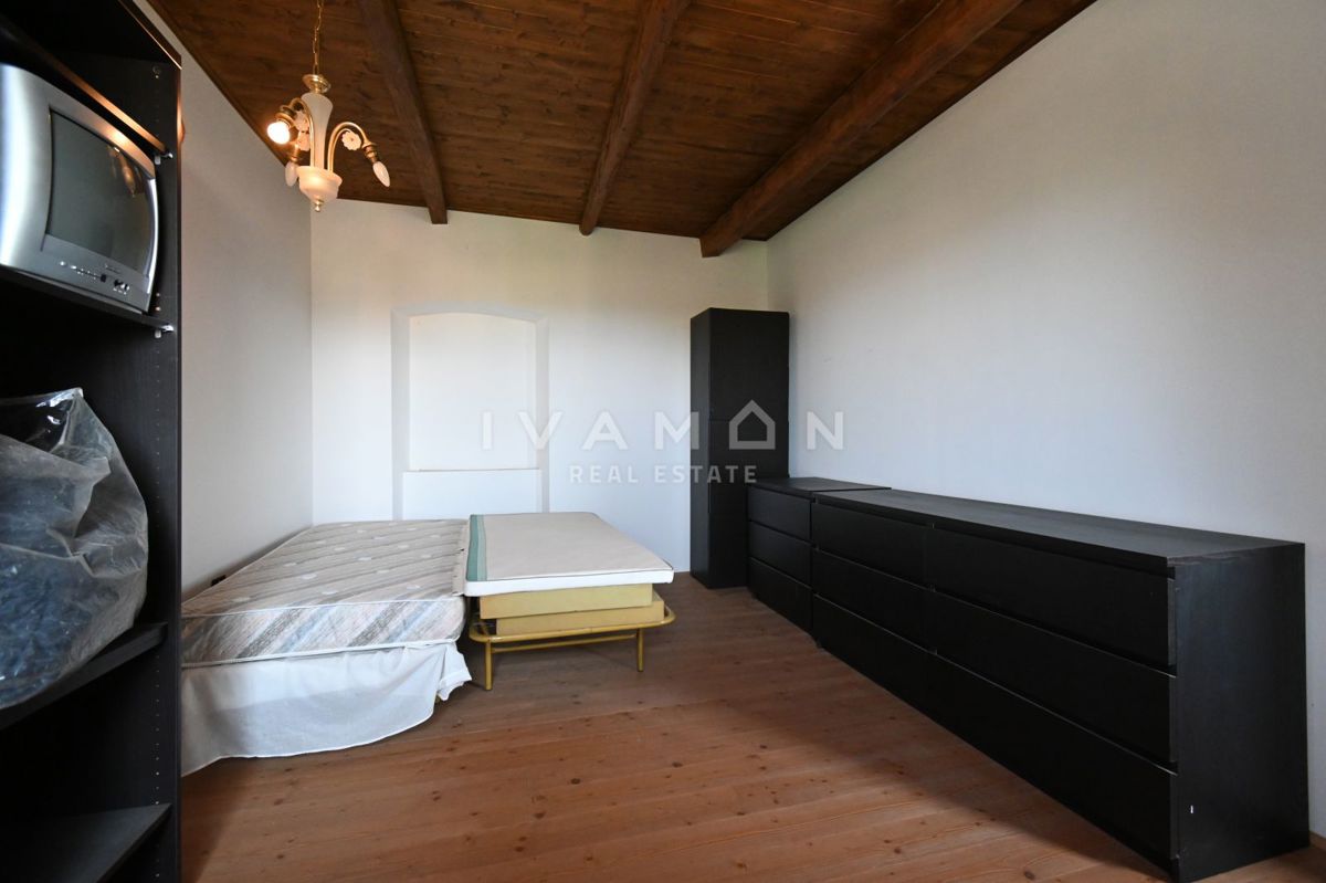 Casa con tre appartamenti, piscina e vista mare