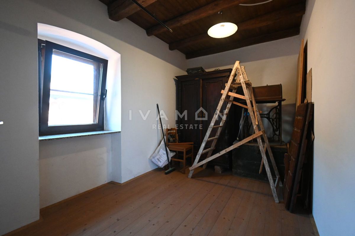 Casa con tre appartamenti, piscina e vista mare
