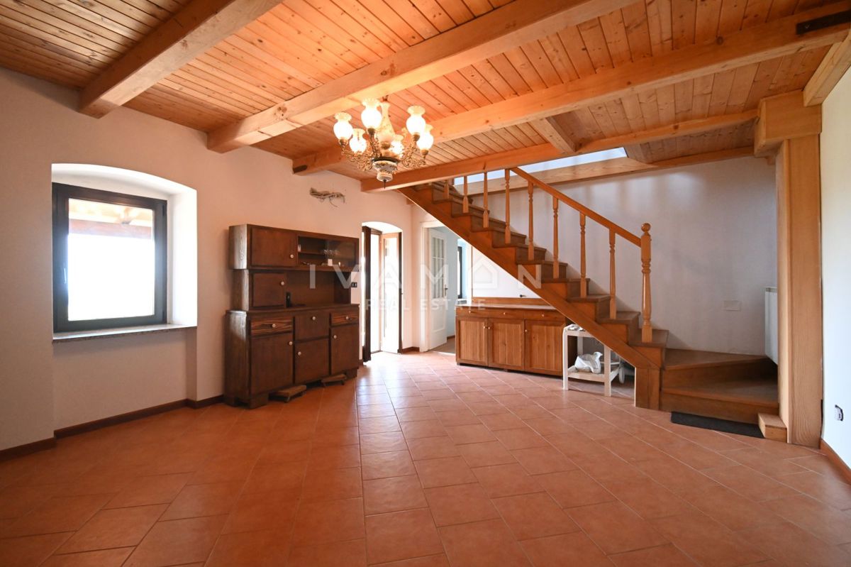 Casa con tre appartamenti, piscina e vista mare
