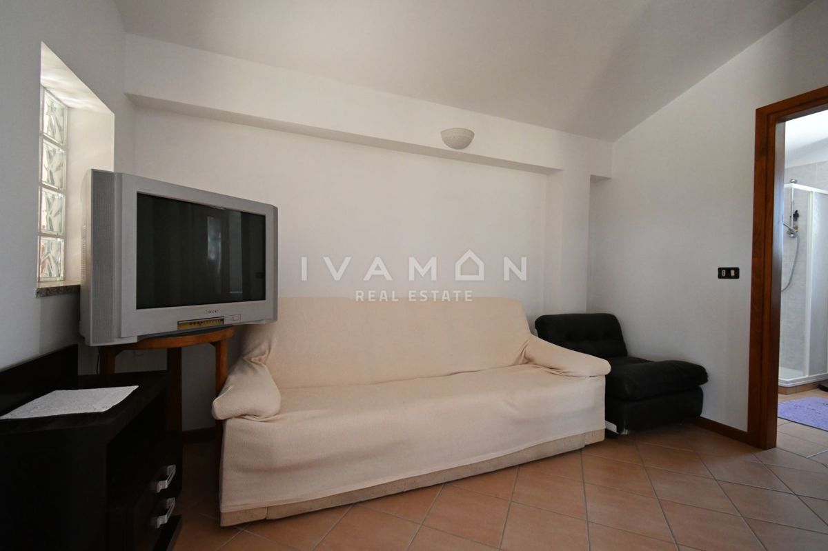 Casa con tre appartamenti, piscina e vista mare